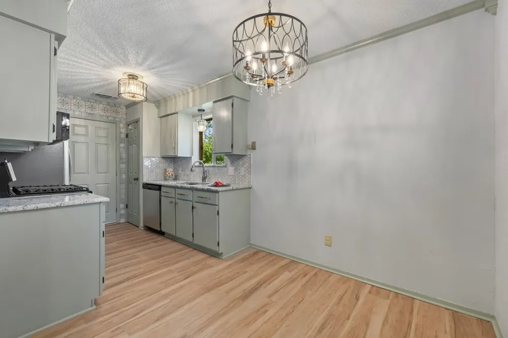 704 Brookwood Circle Taylor, TX 76574