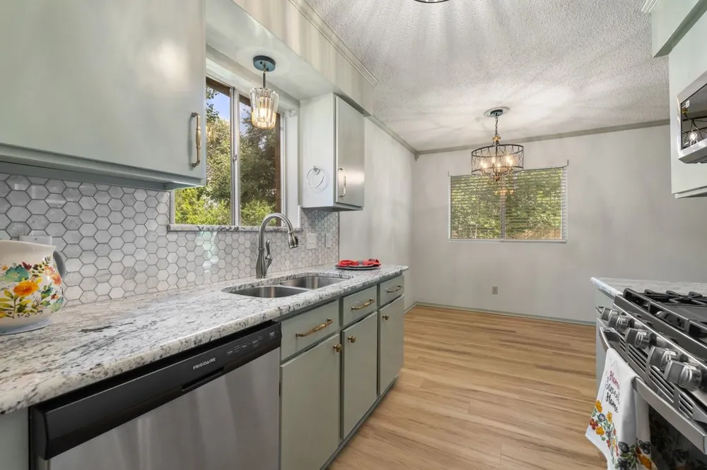 704 Brookwood Circle Taylor, TX 76574