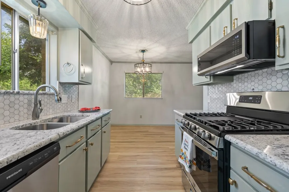 704 Brookwood Circle Taylor, TX 76574