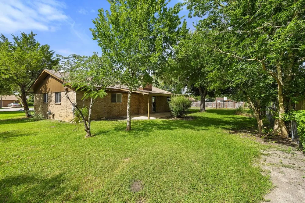 704 Brookwood Circle Taylor, TX 76574