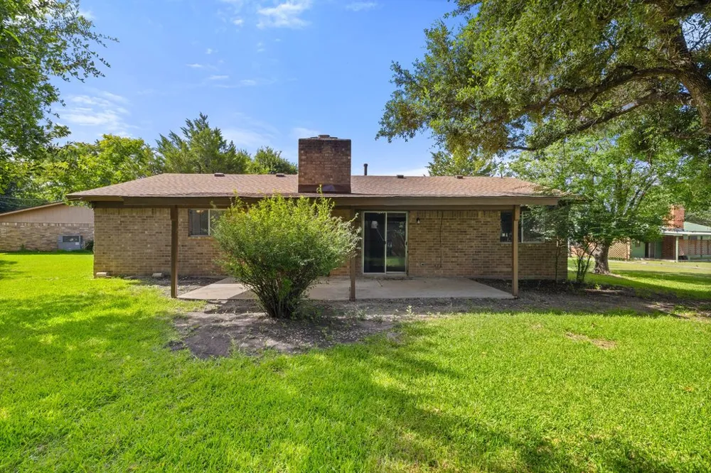 704 Brookwood Circle Taylor, TX 76574