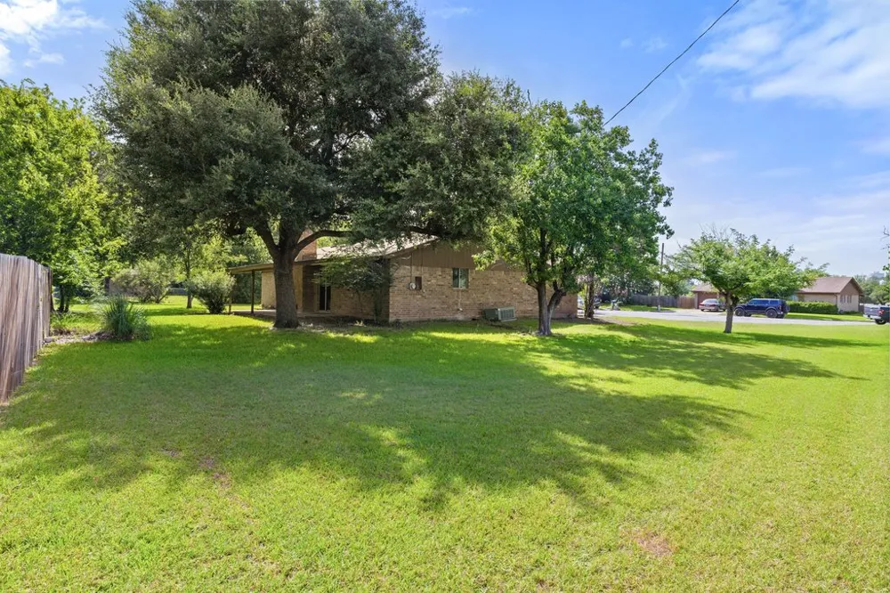 704 Brookwood Circle Taylor, TX 76574