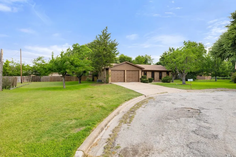 704 Brookwood Circle Taylor, TX 76574