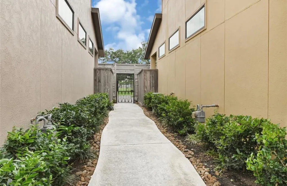 1531 Woodbend Park W Houston, TX 77055