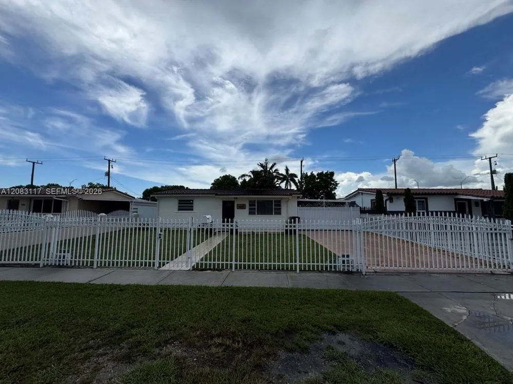 1160 W 33rd Pl Hialeah, FL 33012