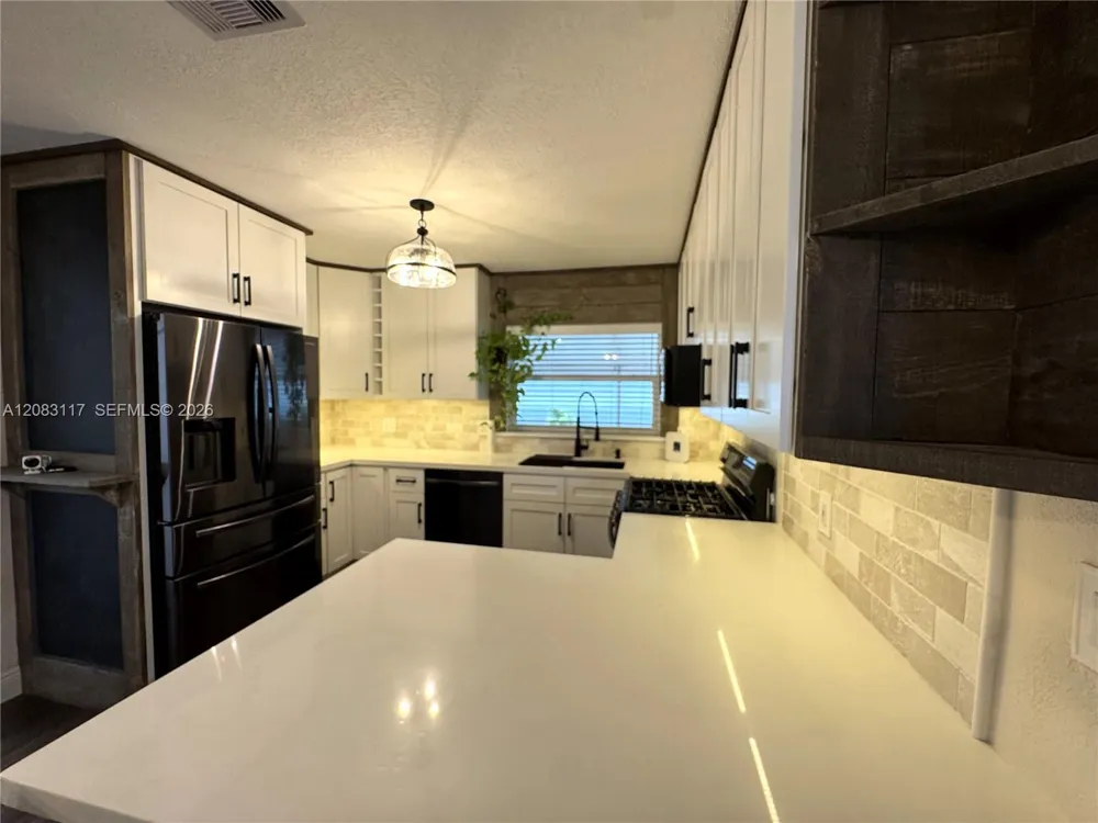 1160 W 33rd Pl Hialeah, FL 33012