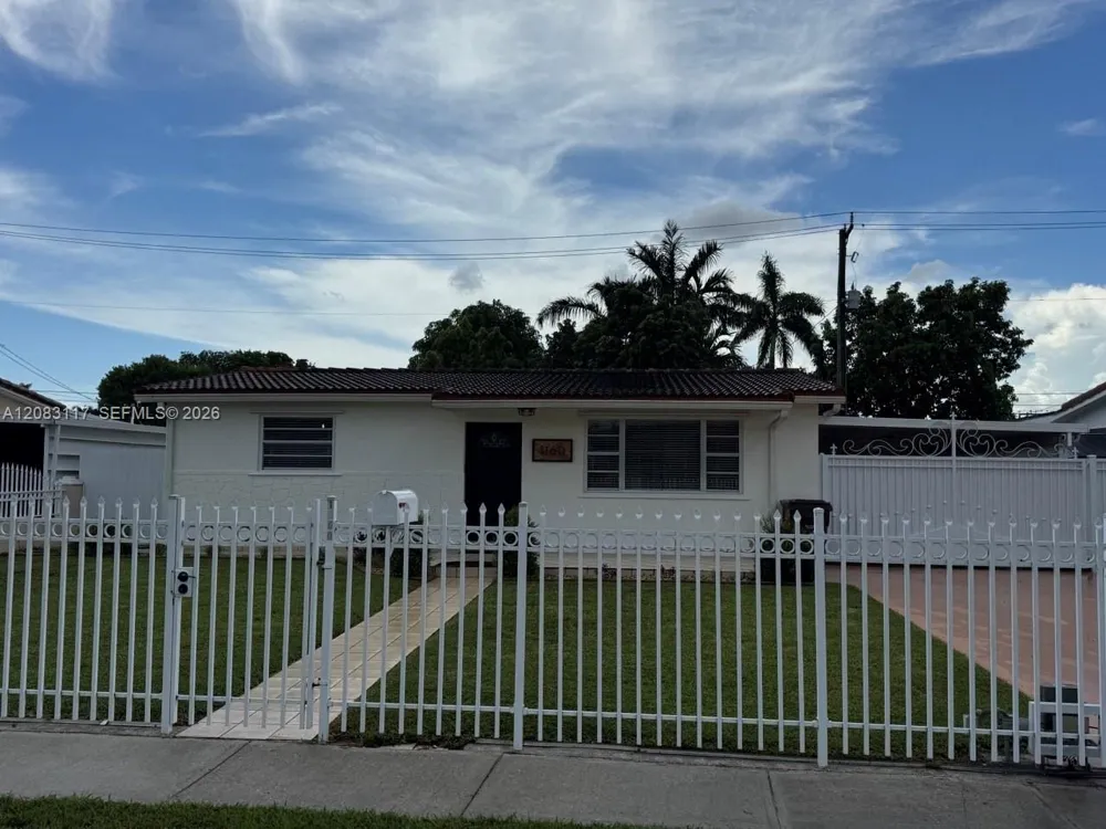 1160 W 33rd Pl Hialeah, FL 33012