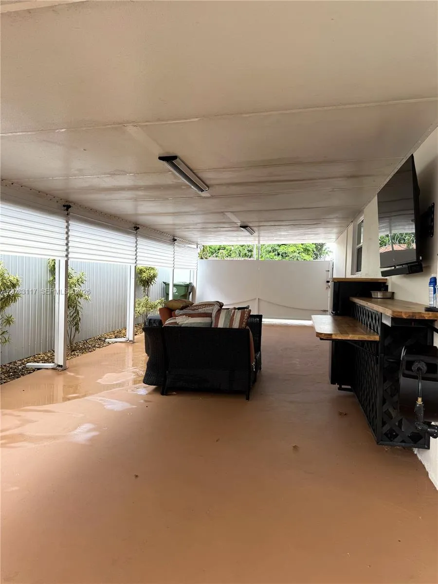 1160 W 33rd Pl Hialeah, FL 33012