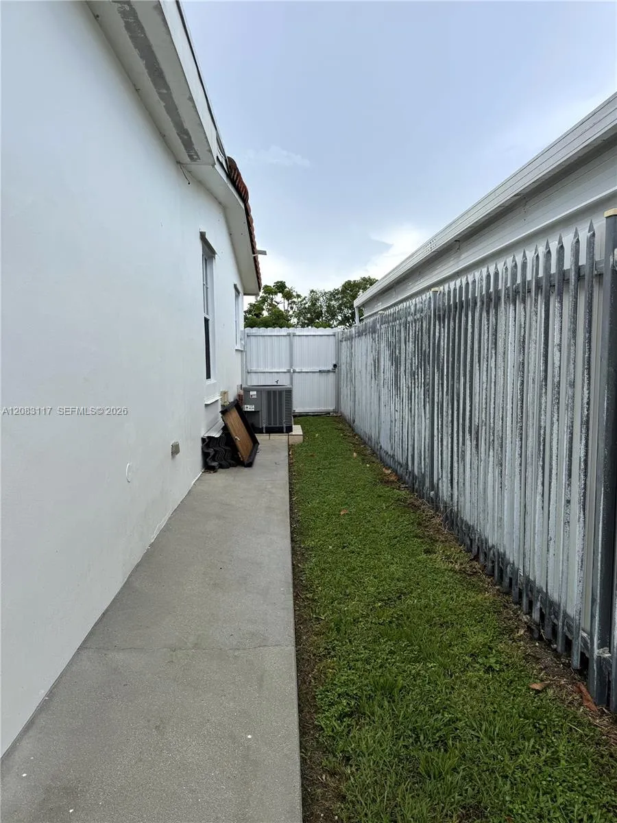 1160 W 33rd Pl Hialeah, FL 33012