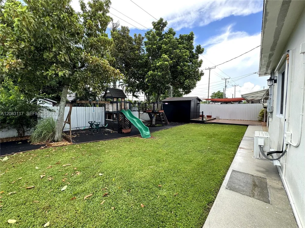 1160 W 33rd Pl Hialeah, FL 33012