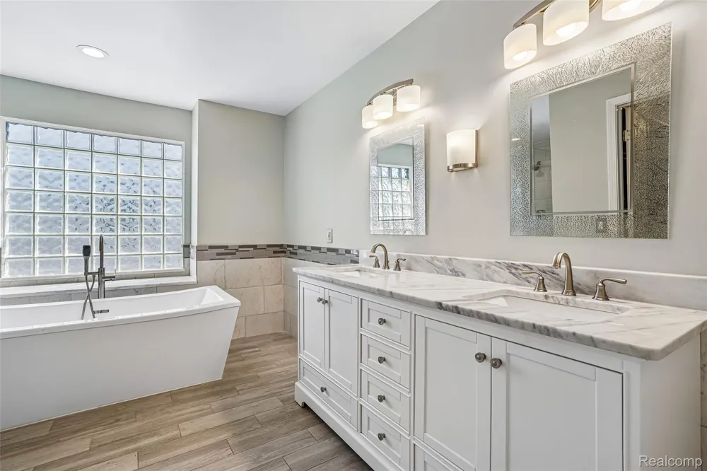 1781 S Shore Drive Rochester Hills City, MI 48307