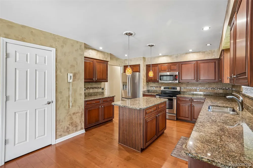 1781 S Shore Drive Rochester Hills City, MI 48307