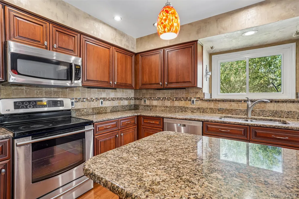 1781 S Shore Drive Rochester Hills City, MI 48307
