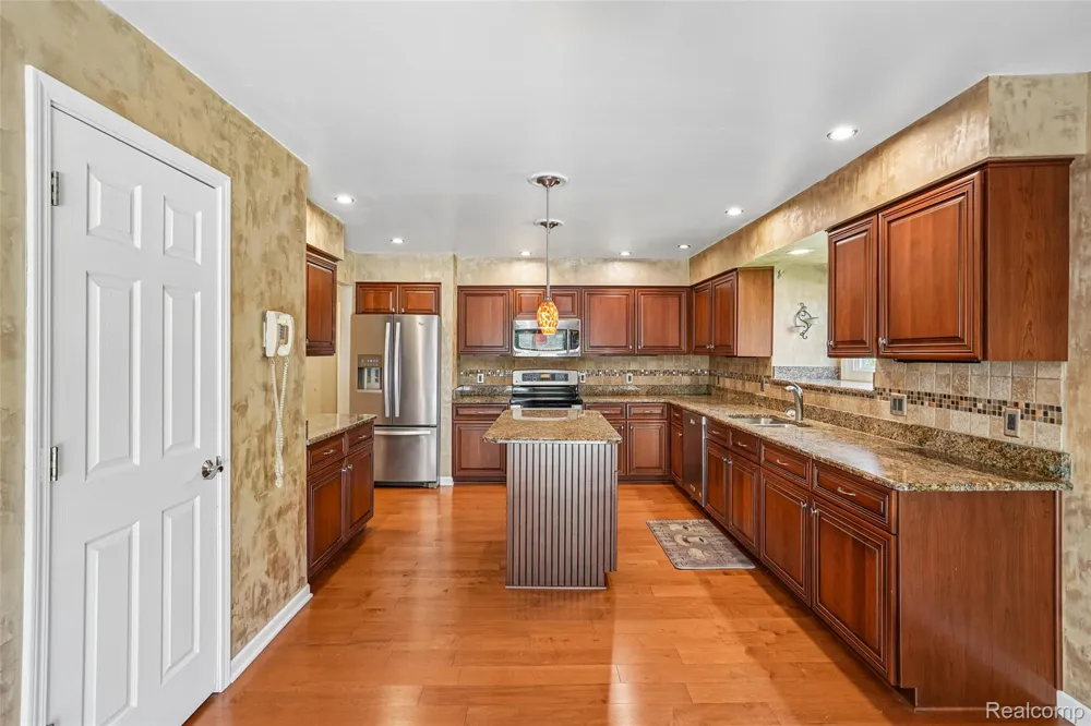 1781 S Shore Drive Rochester Hills City, MI 48307
