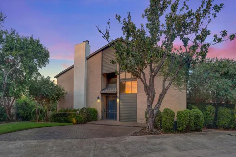 8800 Woodway Drive #8
