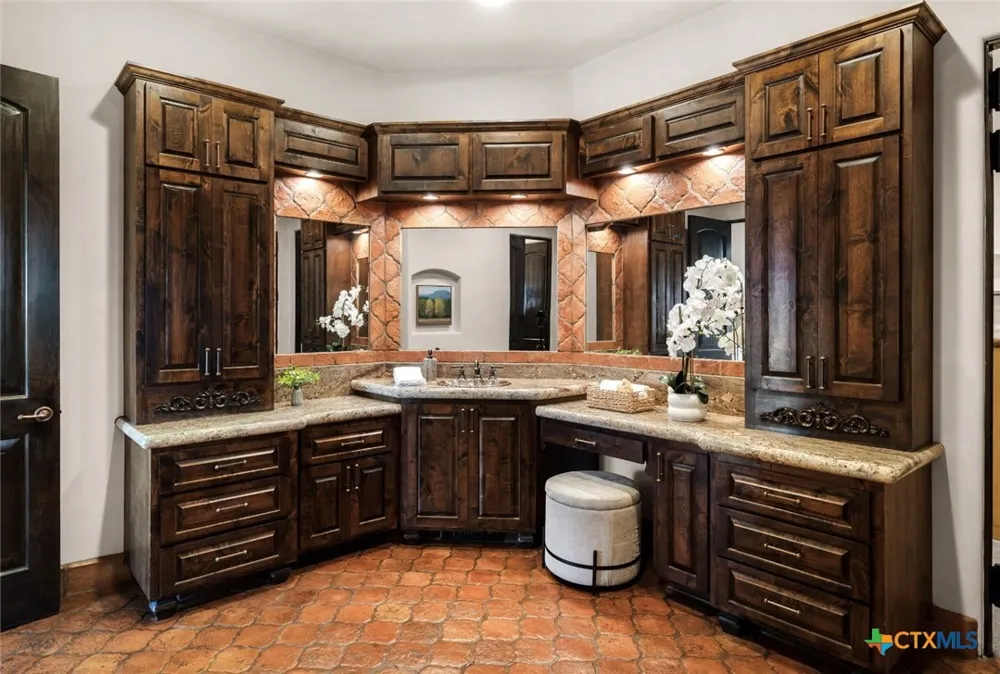 3220 Fall Creek Estates Drive Spicewood, TX 78669