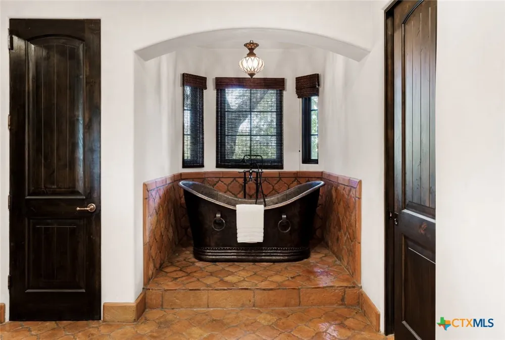3220 Fall Creek Estates Drive Spicewood, TX 78669