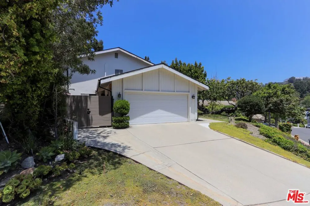 12145 La Casa Lane Los Angeles, CA 90049