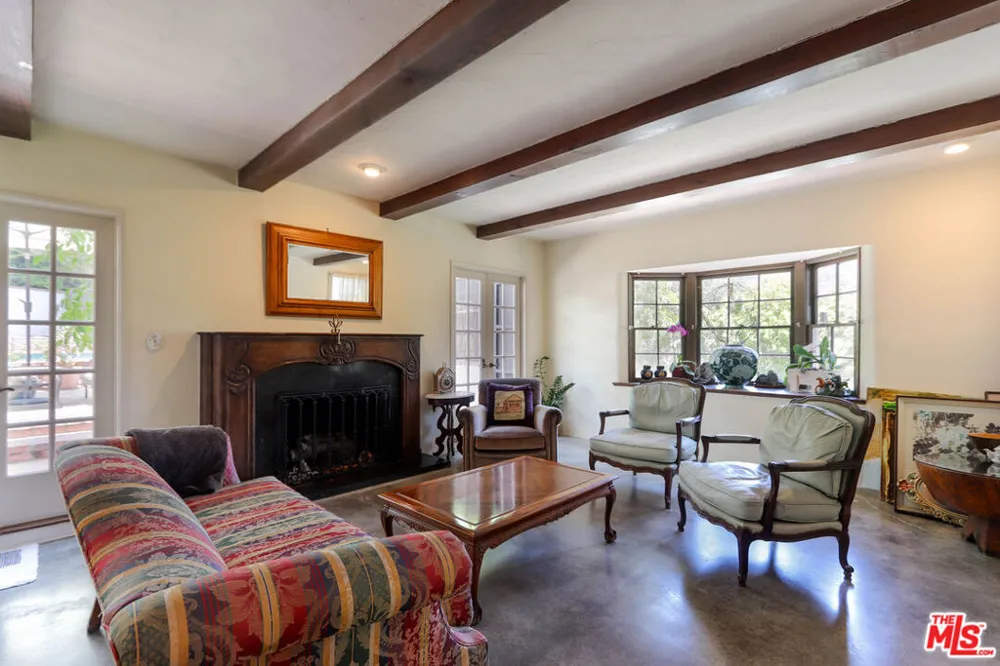 12145 La Casa Lane Los Angeles, CA 90049
