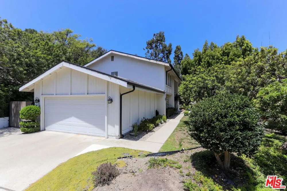 12145 La Casa Lane Los Angeles, CA 90049