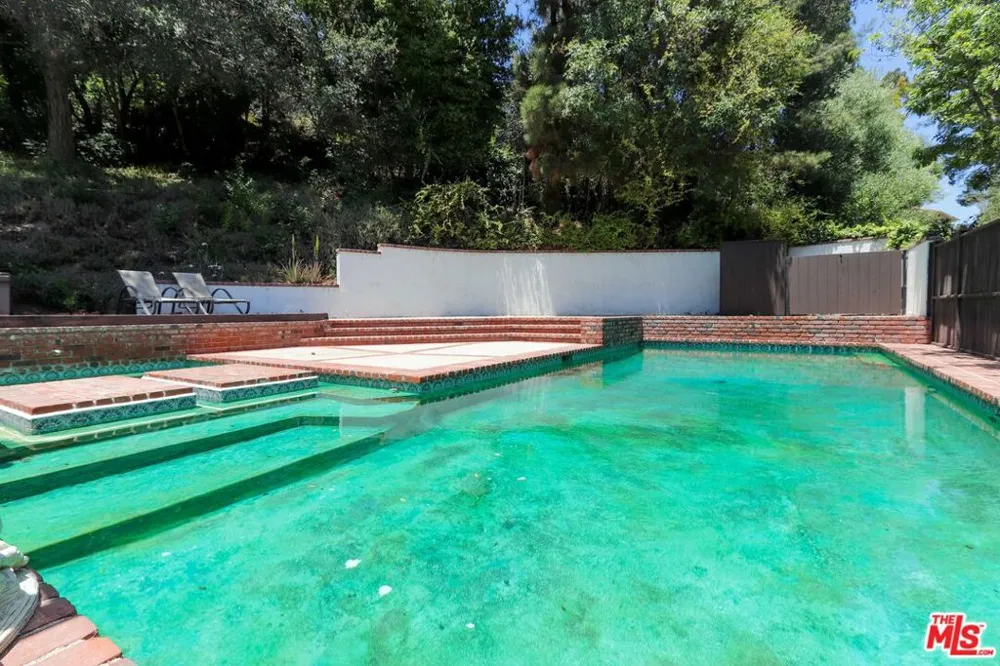 12145 La Casa Lane Los Angeles, CA 90049