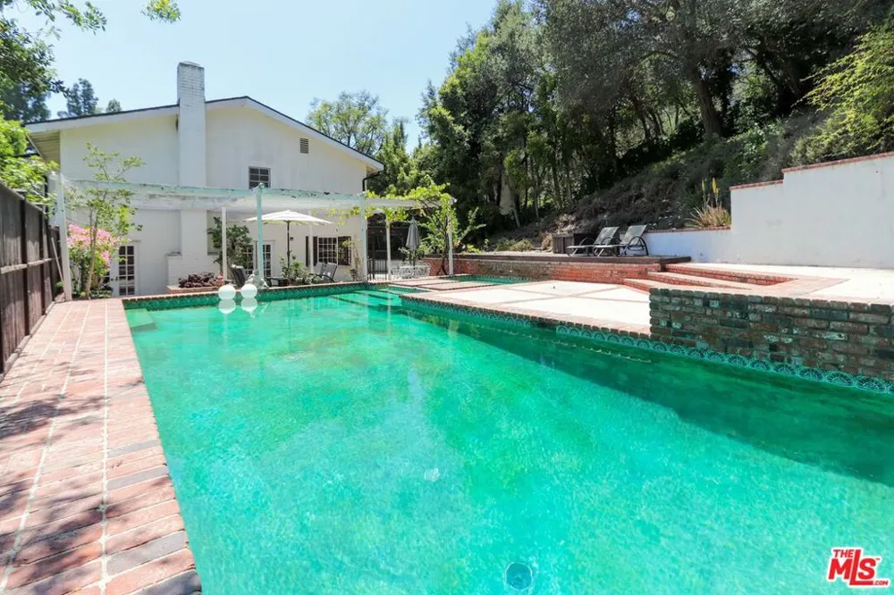 12145 La Casa Lane Los Angeles, CA 90049