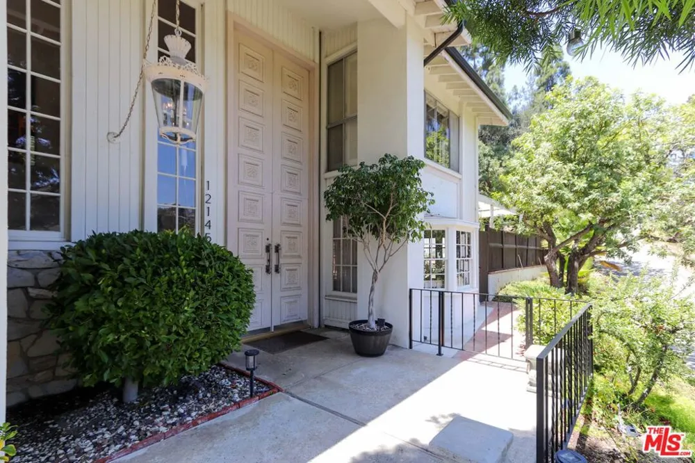 12145 La Casa Lane Los Angeles, CA 90049