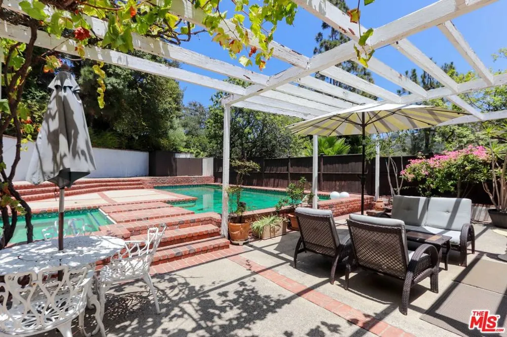 12145 La Casa Lane Los Angeles, CA 90049