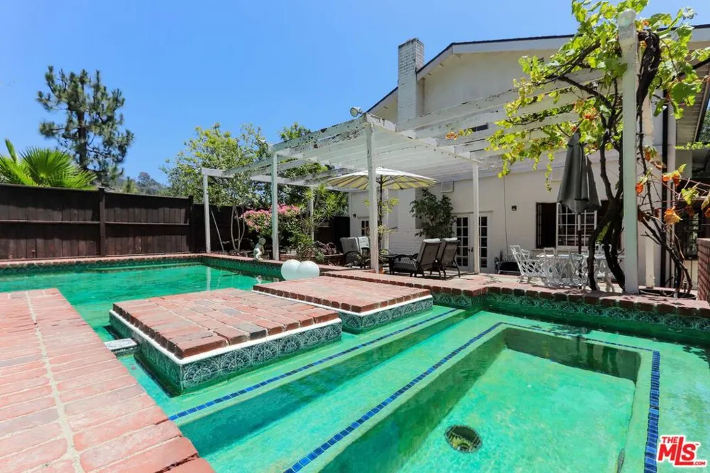 12145 La Casa Lane Los Angeles, CA 90049