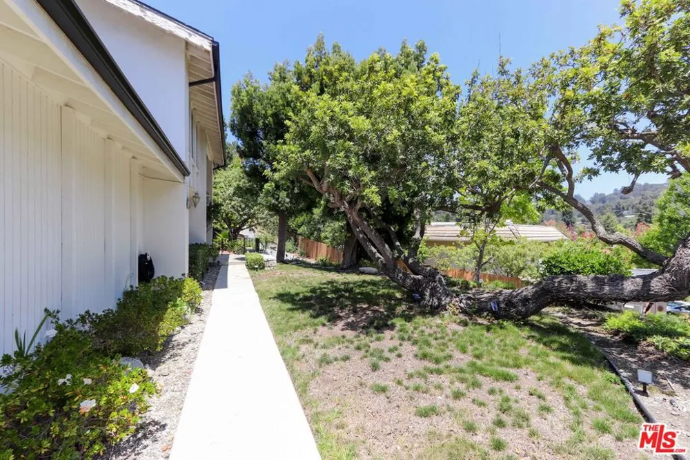 12145 La Casa Lane Los Angeles, CA 90049