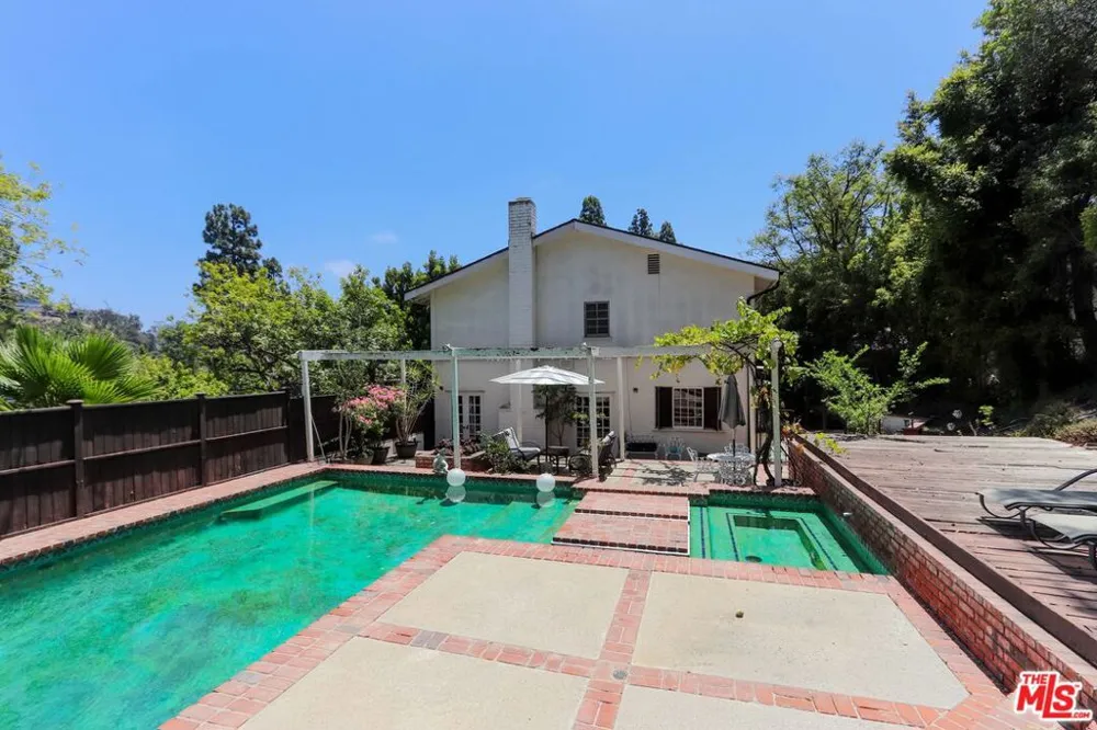 12145 La Casa Lane Los Angeles, CA 90049