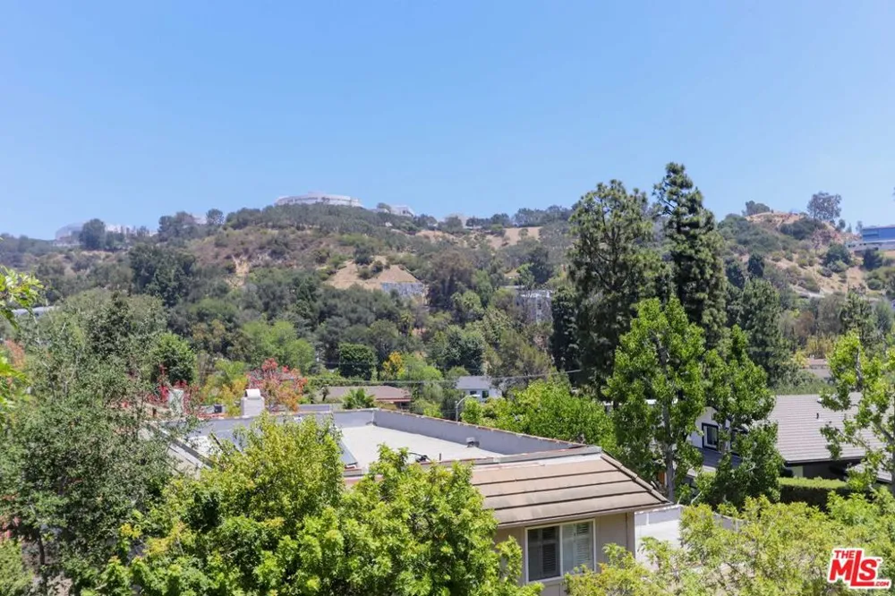 12145 La Casa Lane Los Angeles, CA 90049