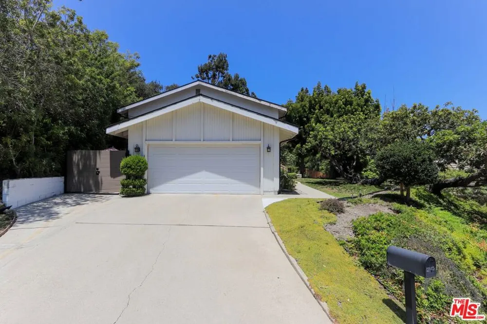 12145 La Casa Lane Los Angeles, CA 90049