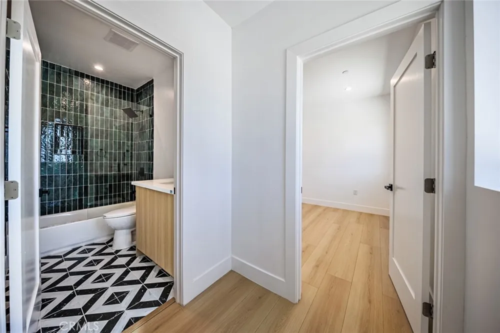 1261 Longwood Avenue #4 Los Angeles, CA 90019