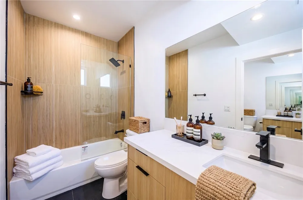 1261 Longwood Avenue #4 Los Angeles, CA 90019