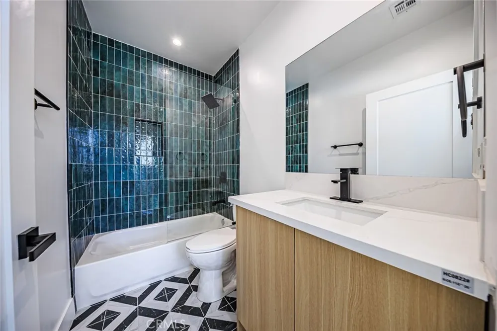 1261 Longwood Avenue #4 Los Angeles, CA 90019
