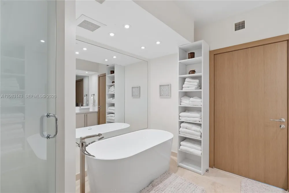 1000 S Pointe Dr #2202 Miami Beach, FL 33139