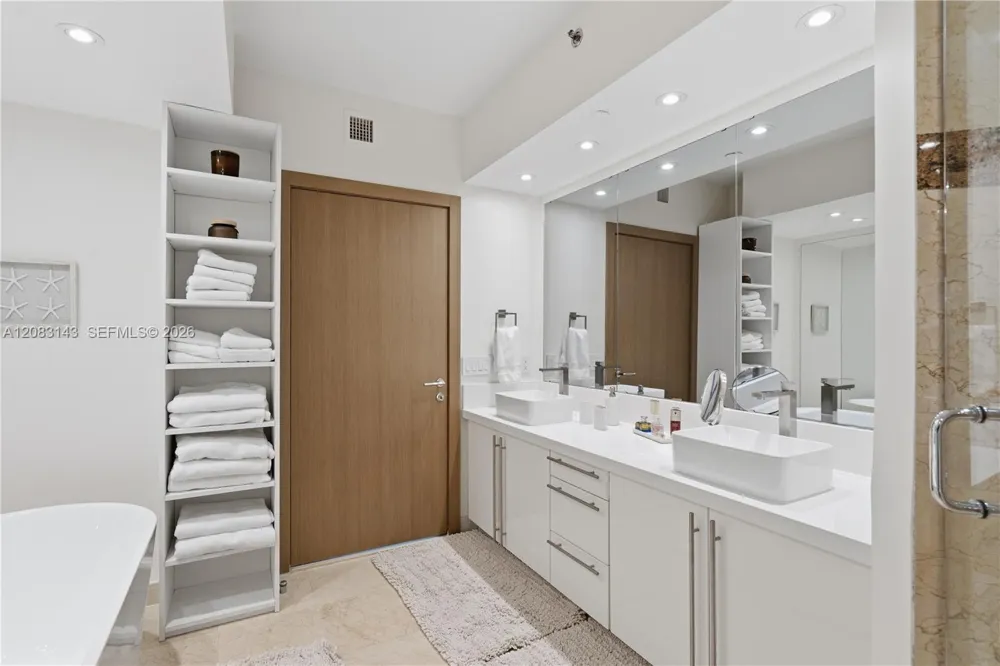 1000 S Pointe Dr #2202 Miami Beach, FL 33139