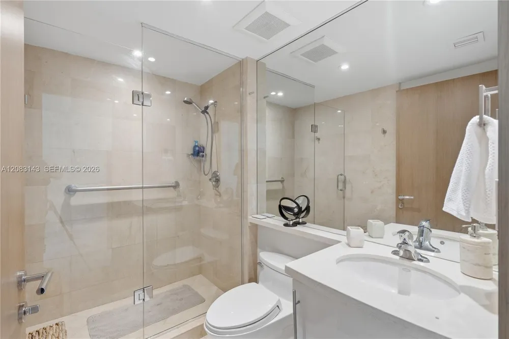 1000 S Pointe Dr #2202 Miami Beach, FL 33139