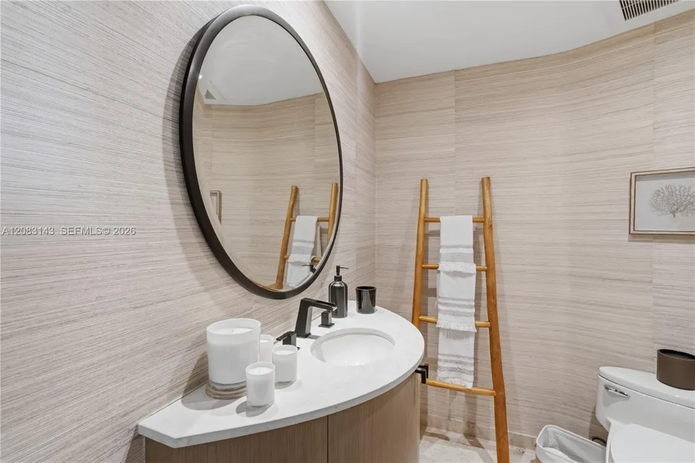 1000 S Pointe Dr #2202 Miami Beach, FL 33139