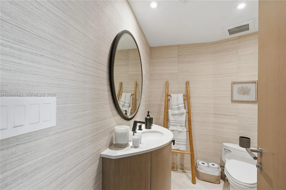 1000 S Pointe Dr #2202 Miami Beach, FL 33139
