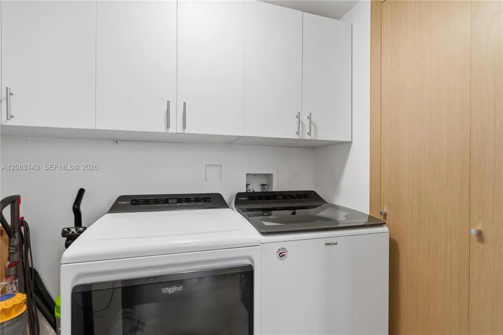 1000 S Pointe Dr #2202 Miami Beach, FL 33139