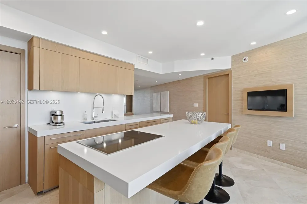 1000 S Pointe Dr #2202 Miami Beach, FL 33139