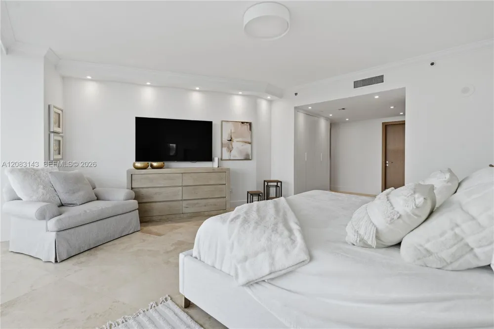 1000 S Pointe Dr #2202 Miami Beach, FL 33139