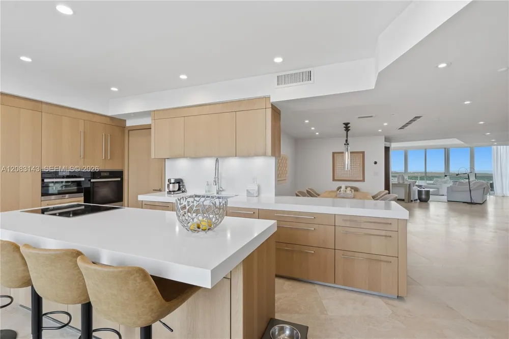 1000 S Pointe Dr #2202 Miami Beach, FL 33139