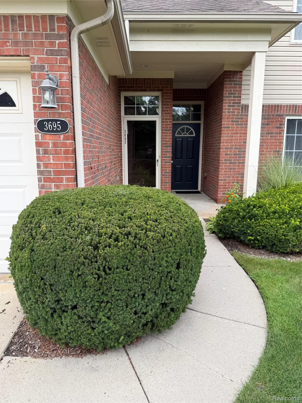 3695 Eagle Creek Drive Shelby Charter Township, MI 48317