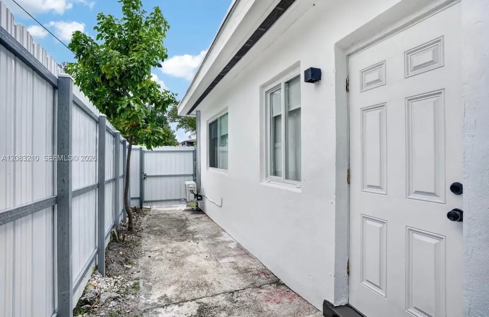 2422 NW 11th St #1 Miami, FL 33125