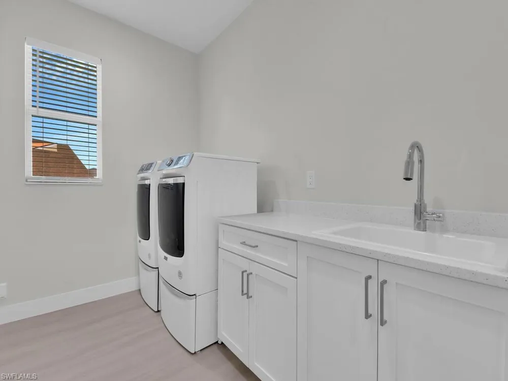 912 SW 4th Place Cape Coral, FL 33991