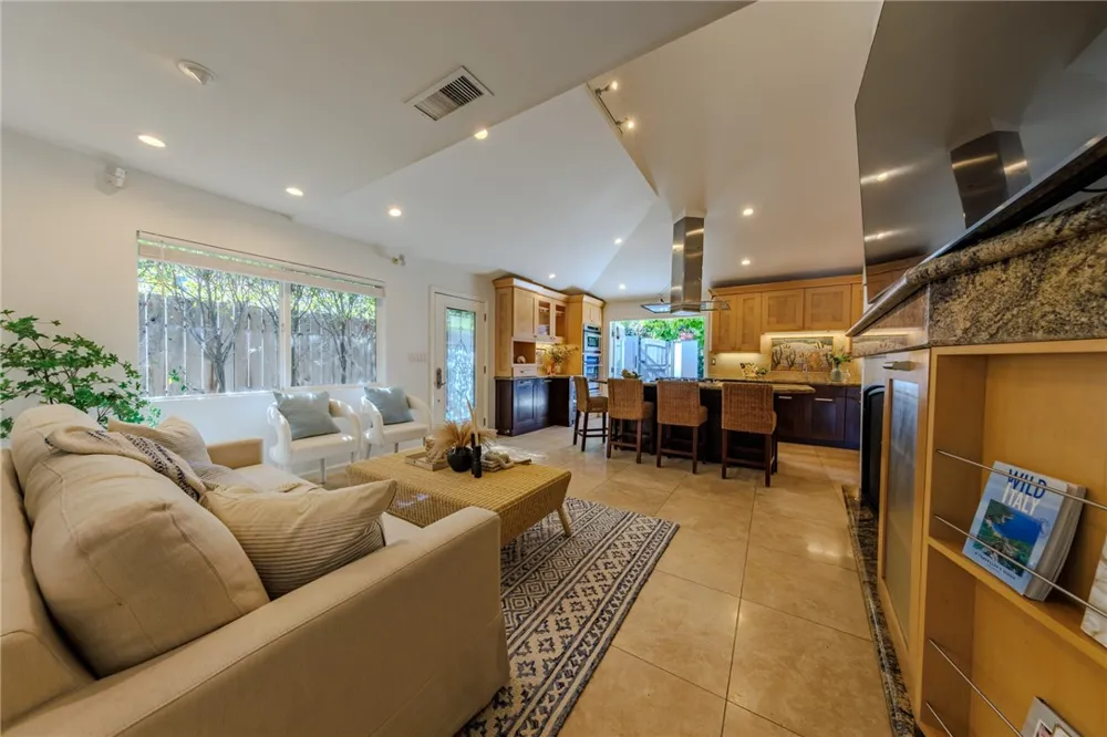 380 Thalia Laguna Beach, CA 92651