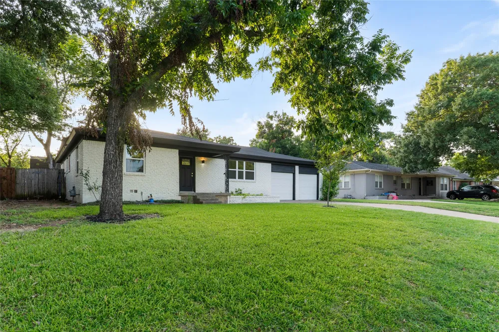1026 Park Center Street Benbrook, TX 76126